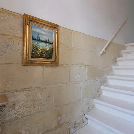 Ivory With Maltese Balcony In Valletta * إيل فورجانا