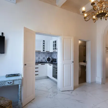 Apartment Ivory With Maltese Balcony In Valletta