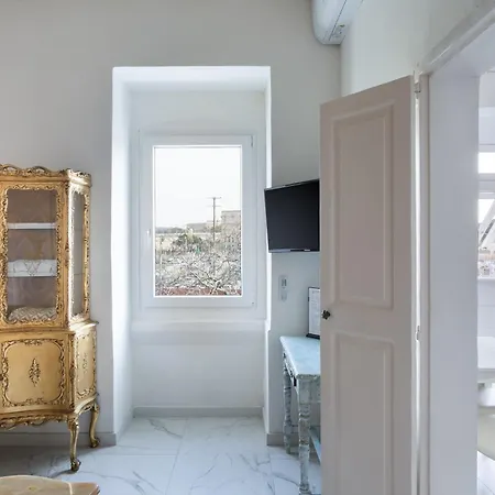 Ivory With Maltese Balcony In Valletta Apartment *