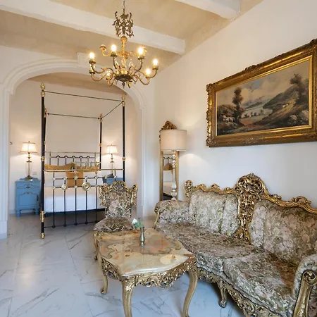 Ivory With Maltese Balcony In Valletta Il-Furjana